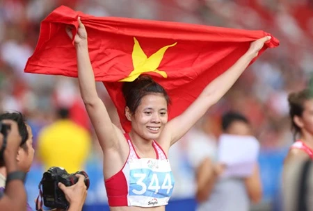Nguyen Thi Huyen celebrates after winning a gold medal at the Asian Grand Prix Athletics's women's 400m in Thailand (Photo: VNA)